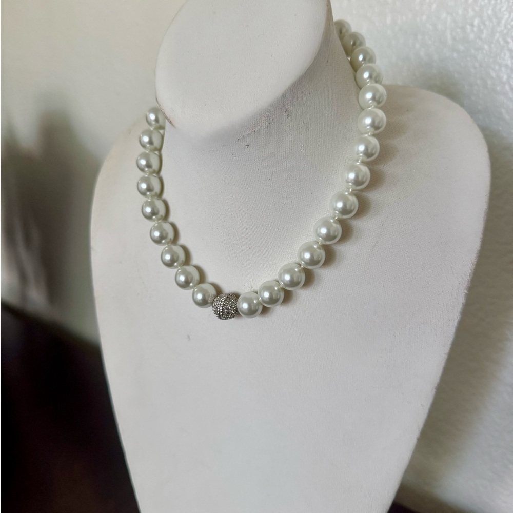 Elegant Pearl Bead Necklace with Rhinestone Magnetic Clasp